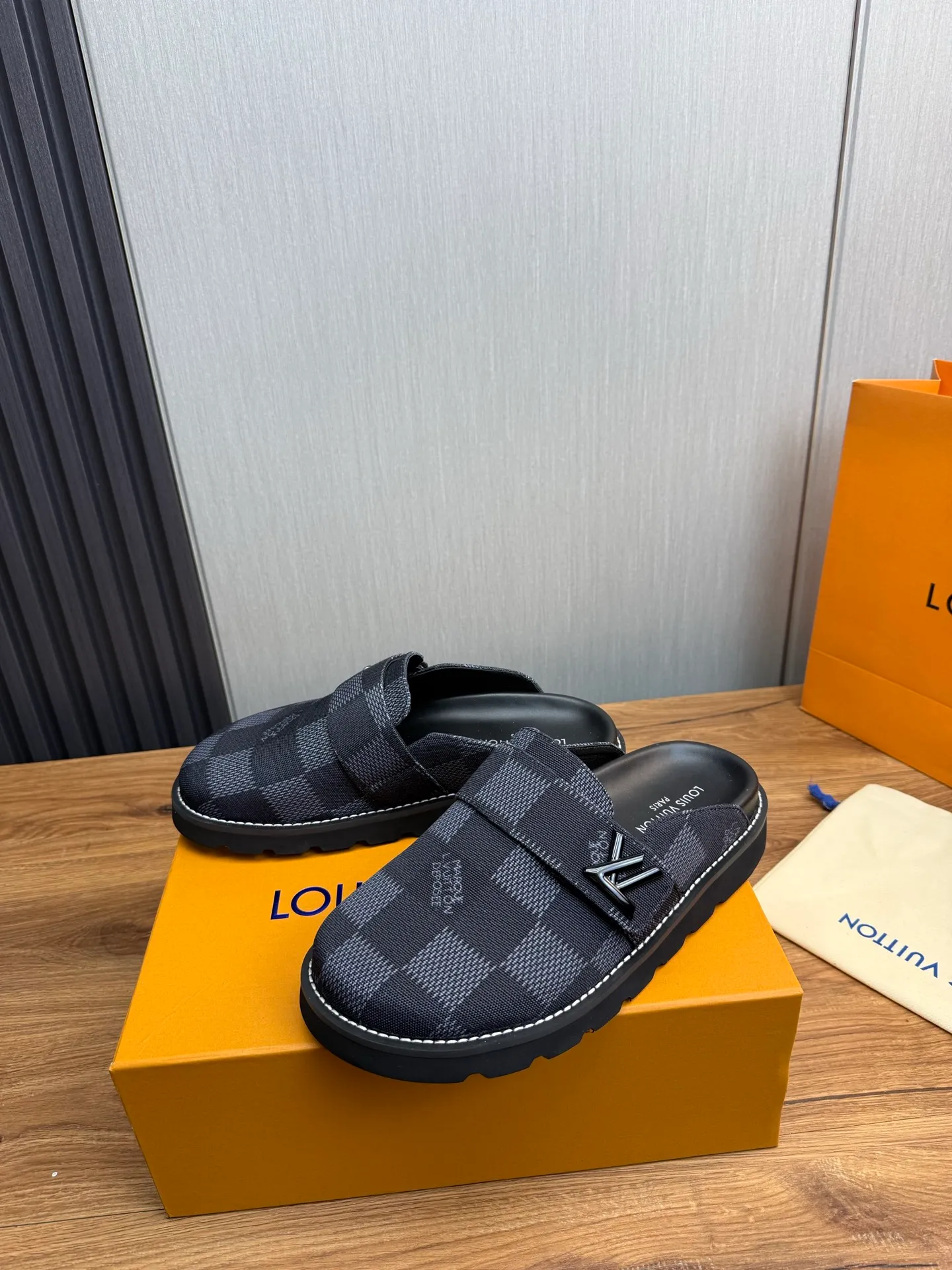 Men's shoes 💰420💰 Lv. hot selling men's slippers 🔥 🩴Official website one to one production 38-45 sizes 45 46 🉑️Customized!